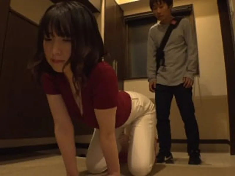 Người chồng lo làm việc, Cô vợ ở nhà lén lút với cậu thanh niên phòng bên