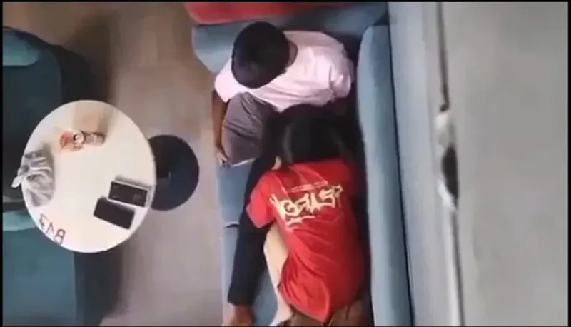 Quay lén con ghệ mút bú cho bạn gái nơi công cộng